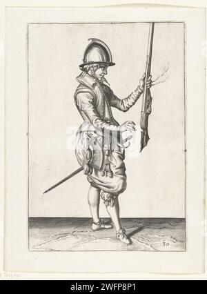 Soldat, der sein Ruder mit seiner linken Hand hält, Jacques de Gheyn (II) (Werkstatt oder), nachdem Jacques de Gheyn (II), 1597 - 1607 Einen Soldaten drucken, rechts, rechts, der ein Ruder (eine bestimmte Art von Schusswaffe) mit der linken Hand hält, den Kurs nach oben zeigt, bevor er die Waffe auf seine rechte Hand überträgt. In seiner linken Hand neben dem Ruder, aber auch einem brennenden Docht. Dieser Druck ist Teil der Serie von 42 nummerierten Drucken von Roerschutters aus der Waffenhandhabung. Niederlande Papiergravurmanöver  militärische Ausbildung. Schusswaffen: Gewehr Stockfoto