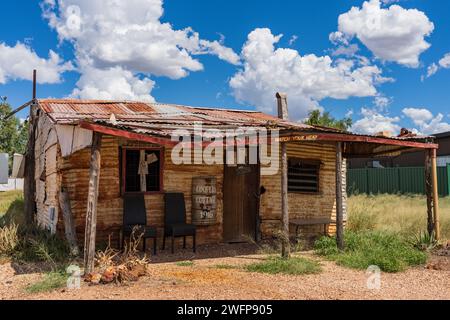 Eine rustikale Wellblechhütte am Straßenrand in Lightning Ridge in New South Wales, Australien. Stockfoto