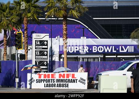 Demonstranten vor dem Allegiant Stadium, die einen Arbeitskampf vor dem Super Bowl am Dienstag, den 30. Januar 2024 in Las Vegas unterstützen. Die San Francisco 49ers Stockfoto