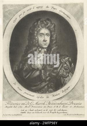 Porträt von Friedrich I. van Pruisen, Jakob Gole, 1688–1724 Druck Friedrich I., König in Preußen und als Friedrich III., Kurfürst von Brandenburg. Von 1688 bis 1701 war er Kurfürst von Brandenburg und bis zu seinem Tod Friedrich I. Koning von Preußen. Am Rand sein Name, Titel und ein Vers. Amsterdam Papiergravurperücke Stockfoto