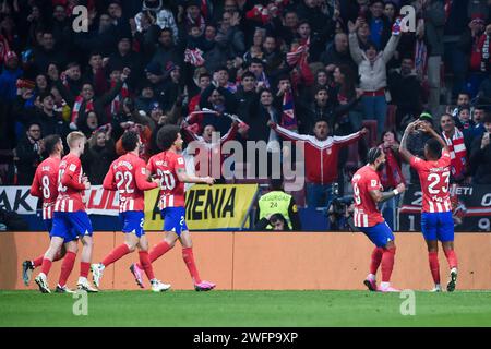 Madrid, Spanien. Januar 31, 2024. Reinildo Mandava (1. R) von Atletico de Madrid feiert das Treffer mit Teamkollegen und Fans beim Fußballspiel der spanischen Liga (La Liga) zwischen Atletico de Madrid und Rayo Vallecano in Madrid, Spanien, 31. Januar 2024. Gustavo Valiente/Xinhua/Alamy Live News Stockfoto