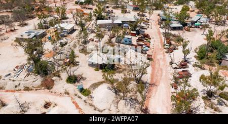 Aus der Vogelperspektive eines Opalbergbaucamps in einer Outback-Landschaft nahe Lightning Ridge in New South Wales, Australien. Stockfoto