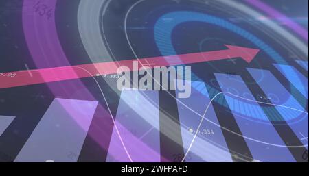 Bild eines Pfeils, der nach oben zeigt, mit Statistiken, Zahlenänderungen und Scans im Hintergrund Stockfoto