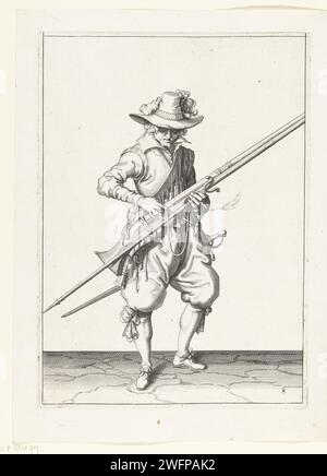 Soldat, der seinen Docht auf den Hahn seiner Muskete drückt, Jacques de Gheyn (II) (Werkstatt von), nachdem Jacques de Gheyn (II), 1597–1607 Einen Soldaten drucken, vollständig, rechts, der eine Muskete (eine bestimmte Art von Schusswaffe) mit seiner linken Hand hält. Mit der rechten Hand drückt er einen brennenden Docht auf den Haan (Teil des Entzündungsmechanismus) seiner Muskete. Dieser Druck ist Teil der Serie von 43 nummerierten Drucken von Musketieren aus der Arms Handling. Niederlande Papiergravurmanöver  militärische Ausbildung. Schusswaffen: Gewehr Stockfoto