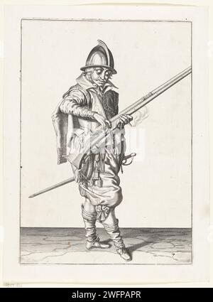 Soldat, der seinen Docht auf den Hahn seines Helms drückt, Jacques de Gheyn (II) (Werkstatt von), nachdem Jacques de Gheyn (II), 1597–1607 Einen Soldaten drucken, hinten, rechts, der mit seiner linken Hand ein Ruder (eine bestimmte Art von Schusswaffe) hält. Mit der rechten Hand drückt er einen brennenden Docht auf den Hahn (Teil des Entzündungsmechanismus) seines Ruders. Dieser Druck ist Teil der Serie von 42 nummerierten Drucken von Roerschutters aus der Waffenhandhabung. Niederlande Papiergravurmanöver  militärische Ausbildung. Schusswaffen: Gewehr Stockfoto