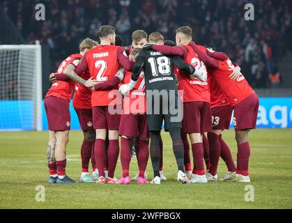 Berlin, Deutschland. Januar 31, 2024. Fußball: DFB Cup, Hertha BSC - 1. FC Kaiserslautern, Viertelfinale, Olympiastadion, die Spieler von Kaiserslautern treffen sich im Kreis, bevor sie in die zweite Halbzeit starten. Hinweis: Soeren Stache/dpa – WICHTIGER HINWEIS: gemäß den Vorschriften der DFL Deutscher Fußball-Liga und des DFB Deutscher Fußball-Bundes ist es verboten, im Stadion und/oder des Spiels aufgenommene Fotografien in Form von sequenziellen Bildern und/oder videoähnlichen Fotoserien zu verwenden oder zu nutzen./dpa/Alamy Live News Stockfoto