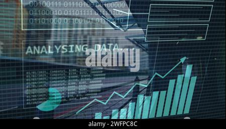 Bild der Verarbeitung von Finanzdaten und der binären Codierung über der Straße in der Stadt Stockfoto
