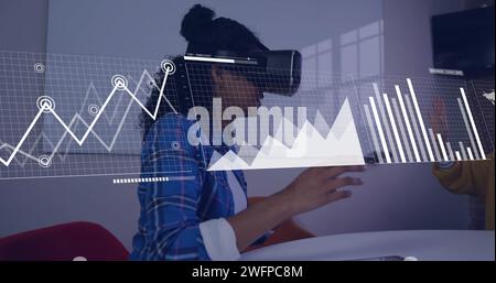 Bild der Datenverarbeitung über birassische Geschäftsfrau mit vr-Headset Stockfoto