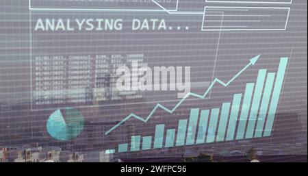Bild der Verarbeitung von Finanzdaten und der binären Codierung über die Stadtlandschaft Stockfoto