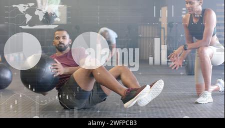 Bild der Daten über die Schnittstelle über birassisches weibliches Trainertraining und Mannkreuztraining mit Ball im Fitnessstudio Stockfoto