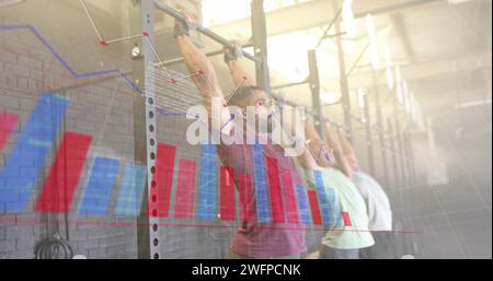 Bild der graphischen Datenverarbeitung bei diversen männlichen Gruppentraining an Pull-up-Bars im Fitnessstudio Stockfoto