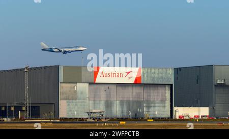 schwechat, österreich, 30. januar 2024, boeing 747-400 Fracht, betrieben von Silk Way West Airlines, die auf dem internationalen Flughafen wien landen. Hangar vorne *** schwechat, österreich, 30. januar 2024, boeing 747 400 Cargo der Silk Way West Airlines landet vor dem Hangar des internationalen flughafens wien Copyright: xx Stockfoto