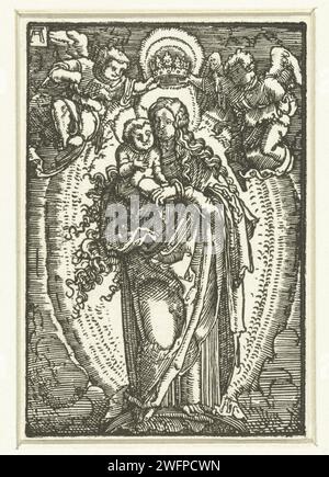 Kroning van Maria, Albrecht Altdorfer, um 1506 - 1538 Druck Maria mit dem Christuskind auf dem Arm, stehend auf einer Halbmond, umgeben von einem Strahlkranz. Zwei Engel halten eine Krone über ihrem Kopf. Letzter Ausdruck aus einer Serie von vierzig. Deutsche Papierkrönung Mariens durch einen oder mehrere Engel Stockfoto