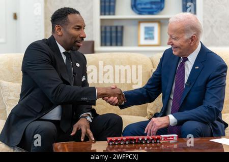 19. Januar 2024 – Washington, District of Columbia, USA – Präsident Joe Biden nimmt ein digitales Video mit dem Bürgermeister von Atlanta Andre Dickens auf, Freitag, 19. Januar 2024, im Oval Office. (Foto von Adam Schultz) (Foto: © White House/ZUMA Press Wire) NUR REDAKTIONELLE VERWENDUNG! Nicht für kommerzielle ZWECKE! Stockfoto