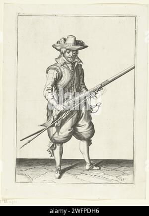 Soldat, der Kruit von seiner Muskete schüttelt, Jacques de Gheyn (II) (Werkstatt oder), nachdem Jacques de Gheyn (II), 1597 - 1607 Einen Soldaten in voller Höhe, rechts drucken, wer eine Muskete (eine bestimmte Art von Schusswaffe) mit beiden Händen schüttelt, um sie möglicherweise unter der Pfanne (dem Pulverbehälter) loszuwerden. In seiner linken Hand, neben dem Verlauf der Muskete, auch eine Furket (Muskettengabel) und ein brennender Docht. Dieser Druck ist Teil der Serie von 43 nummerierten Drucken von Musketieren aus der Arms Handling. Niederlande Papiergravurmanöver  militärische Ausbildung. Schusswaffen: Gewehr Stockfoto