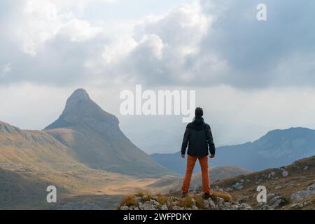 Wanderer beobachten Berge und Tal. Spektakuläre Silhouetten der Bergketten. Stockfoto