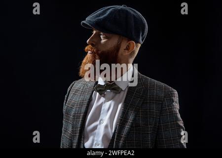 Bärtiger Mann Gentleman. Stilvoller Engländer. Retro-Mann isoliert auf Schwarz. Engländer. Eleganter Smoking. Mann im Retro-Anzug. Männer formell Mode. Brutal Stockfoto