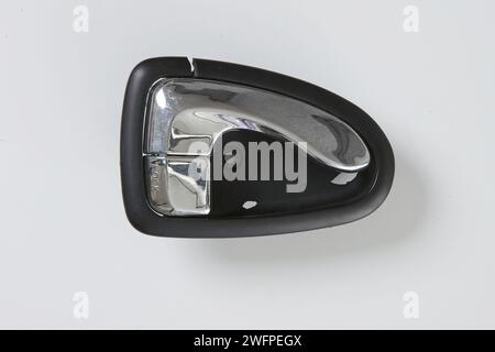 Der rechte Innentürgriff ist beschädigt und muss ausgetauscht werden Stockfoto