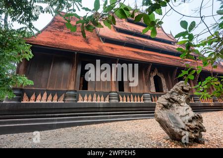 Chiang Rai, Thailand-März 31 2023: Auf einem weitläufigen, exquisiten Gelände, einer Sammlung von dunklen und schwarzen Holzgebäuden und Artefakten, mit Werken von Th Stockfoto