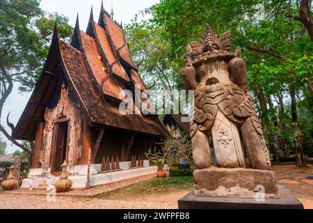 Chiang Rai, Thailand-März 31 2023: Auf einem weitläufigen, exquisiten Gelände, einer Sammlung von dunklen und schwarzen Holzgebäuden und Artefakten, mit Werken von Th Stockfoto