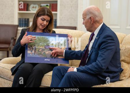 Washington, DC, USA. Januar 2024. Präsident Joe Biden nimmt ein digitales Video mit Tucson, Bürgermeisterin von Arizona, Regina Romero, am Freitag, 19. Januar 2024, im Oval Office auf. (Foto von Adam Schultz) (Foto: © White House/ZUMA Press Wire) NUR REDAKTIONELLE VERWENDUNG! Nicht für kommerzielle ZWECKE! Stockfoto