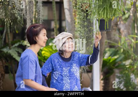 Gartentherapie in der Demenzbehandlung älterer Frauen. Stockfoto