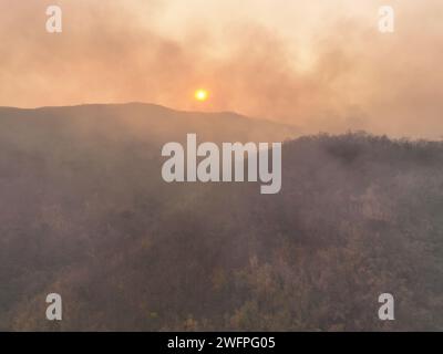 Waldbrände setzen Kohlendioxidemissionen (CO2) und andere Treibhausgase (THG) frei, die zum Klimawandel und zur globalen Erwärmung beitragen. Luftaufnahme. Stockfoto