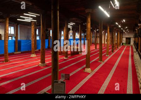 Sivrihisar, Eskisehir, Türkei - 24. Dezember 2023: Innenansicht der Großen Moschee von Sivrihisar (Ulu camii auf Türkisch) Stockfoto