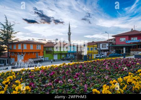 Sivrihisar, Eskisehir, Türkei - 24. Dezember 2023: Traditionelle türkische Häuser in verschiedenen Farben Stockfoto