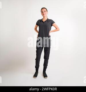 Teenager-Mädchen, das Scrubs trägt weißen Hintergrund mit Copy Space Studio Beleuchtung Stockfoto