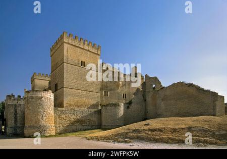 Castillo de Ampudia, Burg aus dem 15. Jahrhundert in Ampudia, Castilla-Leon, Spanien Stockfoto