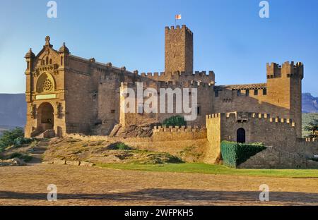 Castillo de Javier, 10. Jahrhundert, bei Sonnenuntergang, Basilika links, Schloss in Javier, Navarra, Spanien Stockfoto