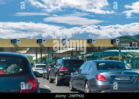 Serbien - 02. August 2023: Zollkontrolle für Autos nach Ungarn. Passkontrolle und Dokumentenkontrolle am Grenzübergang. Europäische Grenze cr Stockfoto