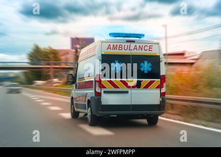 Nahaufnahme eines gelben Rettungswagens auf der Straße, Belgrad, Serbien. Stockfoto