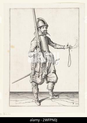 Soldat, der sein Ruder mit der rechten Hand aufrecht hält, öffnet seine linke Hand, um die Waffe zu nehmen, Jacques de Gheyn (II) (Werkstatt von), nachdem Jacques de Gheyn (II), 1597 - 1607 Einen Soldaten drucken, rechts, rechts, rechts, der mit der rechten Hand ein Ruder (eine bestimmte Art von Schusswaffe) hält, den Kurs nach oben zeigt, bevor er seine Waffe auf seine linke Hand überträgt. Ein brennender Docht in seiner umrissenen linken Hand. Dieser Druck ist Teil der Serie von 42 nummerierten Drucken von Roerschutters aus der Waffenhandhabung. Niederlande Papiergravurmanöver  militärische Ausbildung. Schusswaffen: Gewehr Stockfoto