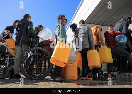 Rafah. Januar 31, 2024. Menschen stehen an, um Wasser in der Stadt Rafah im südlichen Gazastreifen zu holen, 31. Januar 2024. Quelle: Rizek Abdeljawad/Xinhua/Alamy Live News Stockfoto