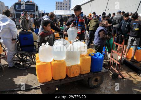 Rafah. Januar 31, 2024. Menschen stehen an, um Wasser in der Stadt Rafah im südlichen Gazastreifen zu holen, 31. Januar 2024. Quelle: Rizek Abdeljawad/Xinhua/Alamy Live News Stockfoto