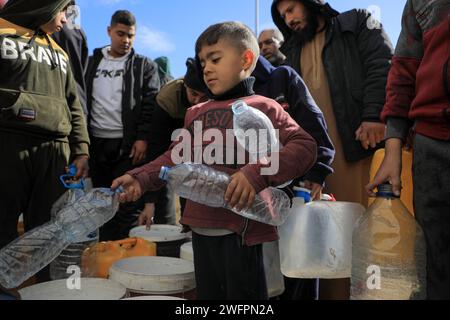 Rafah. Januar 31, 2024. Menschen stehen an, um Wasser in der Stadt Rafah im südlichen Gazastreifen zu holen, 31. Januar 2024. Quelle: Rizek Abdeljawad/Xinhua/Alamy Live News Stockfoto