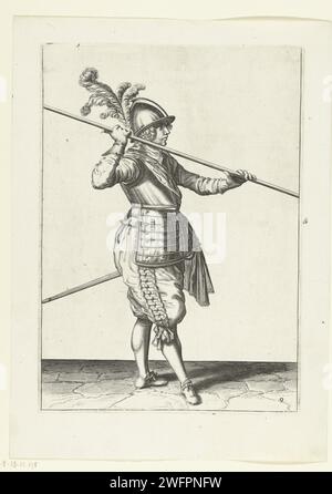 Soldat, der seine Spieße fast horizontal über seiner rechten Schulter trägt, Jacques de Gheyn (II) (Werkstatt), nachdem Jacques de Gheyn (II), 1597–1607 Einen Soldaten drucken, nach rechts, der einen Spieß (Lanze) fast horizontal über seiner rechten Schulter trägt. Seine Hände weit auseinander für den Spieß. Dies ist die zweite Aktion zum Anheben der Spieße an der Schulter und zum horizontalen Tragen. Dieser Druck ist Teil der Serie von 32 nummerierten Abzügen von Spießen aus der Arms Handling. Niederlande Papiergravurmanöver  militärische Ausbildung. Kriegsführung; militärische Angelegenheiten (+ Söldnertruppen, z. B. Stockfoto