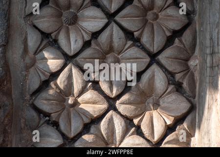 Abstrakte Blumenmotive und Schnitzereien an den Steinmauern des alten Chennakeshava-Tempels in Belur, Karnataka. Stockfoto