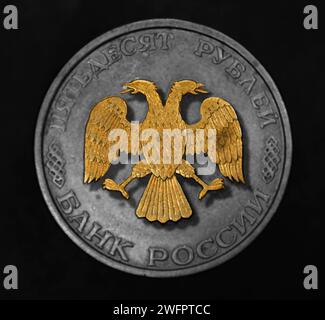 Eine Nahaufnahme einer russischen 50-Rubel-Münze vor schwarzem Hintergrund Stockfoto