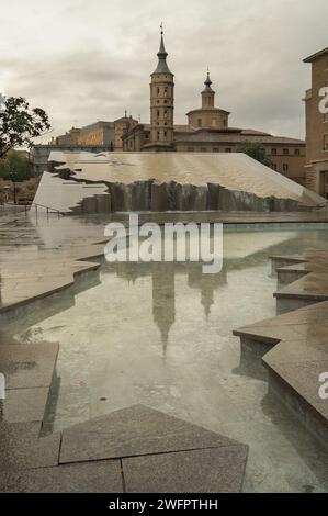 Spanischer Brunnen (Fuente de la Hispanidad) in der Innenstadt von Zaragoza (Spanien) an einem regnerischen Tag. Der Brunnen befindet sich auf dem Platz Nuestra Señora del Stockfoto