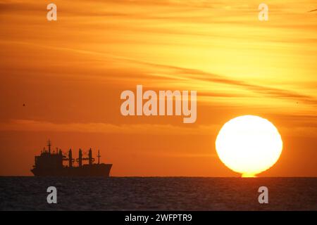 Die Sonne geht über der Whitley Bay in North Tyneside auf. Bilddatum: Donnerstag, 1. Februar 2024. Stockfoto