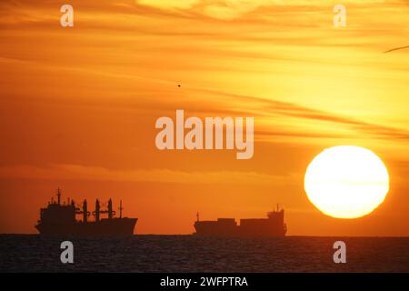 Die Sonne geht über der Whitley Bay in North Tyneside auf. Bilddatum: Donnerstag, 1. Februar 2024. Stockfoto