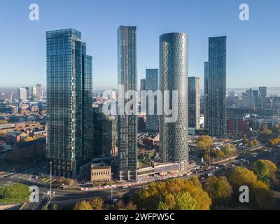 Drohnenbild von Renakers Entwicklung in der Great Jackson Street an einem sonnigen Tag mit Deansgate Square, Crown Street, The Blade & Three60 in Manchester, Großbritannien Stockfoto