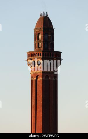 HMP Manchester Tower, eines der denkmalgeschützten Gebäude von Manchester. Das ehemalige Strangeways Gefängnis wurde an einem klaren, sonnigen Abend aufgenommen Stockfoto
