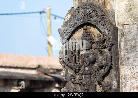 Belur, Karnataka, Indien – 9. Januar 2023: Kunstvolle Schnitzerei einer hinduistischen Gottheit an den Wänden des alten Chennakeshava-Tempels. Stockfoto
