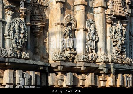 Kunstvolle Schnitzereien einer hinduistischen Gottheit im alten Chennakeshava-Tempel aus der Hoysala-Zeit in Belur, Karnataka. Stockfoto