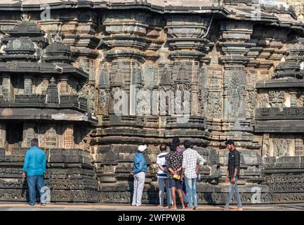 Belur, Karnataka, Indien - 9. Januar 2023: Touristen genießen die wunderschönen Schnitzereien im alten Chennakeshave-Tempel. Stockfoto