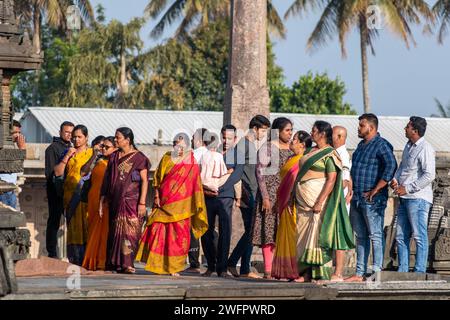 Belur, Karnataka, Indien - 9. Januar 2023: Eine große Menge indischer Touristen im historischen Chennakeshava Tempelkomplex. Stockfoto